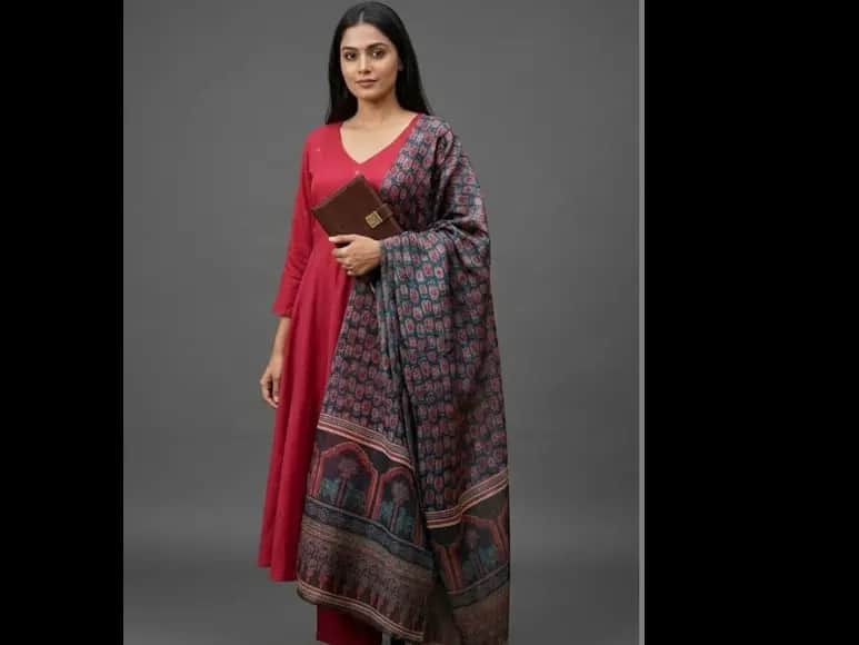 Women Ethnic Motifs Regular Sequinned Kurta with Trousers & With Dupatta