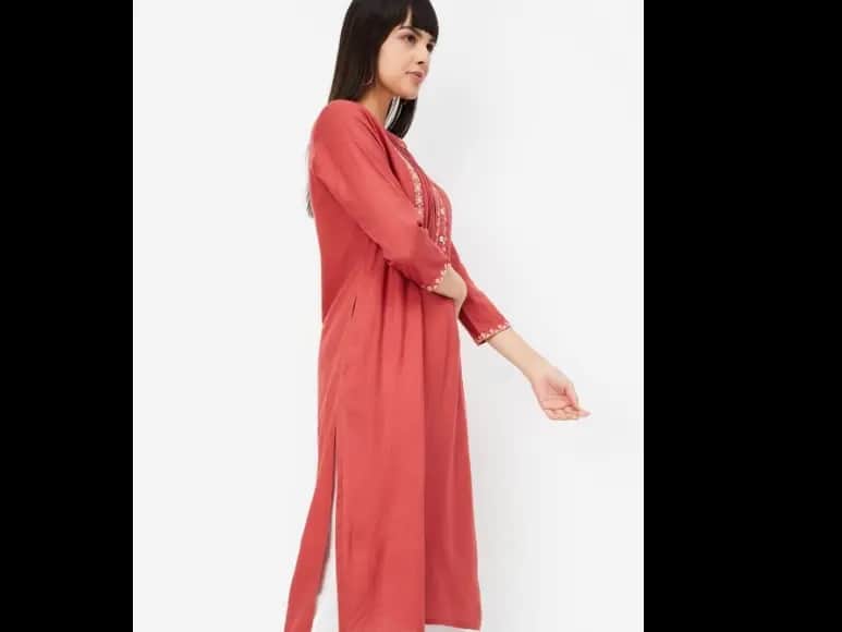Floral Yoke Design Thread Work Straight Kurta