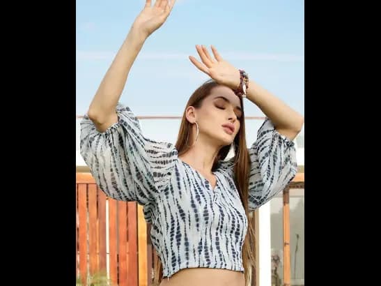 Off White & Blue Tie and Dye Georgette Crop Top (2)