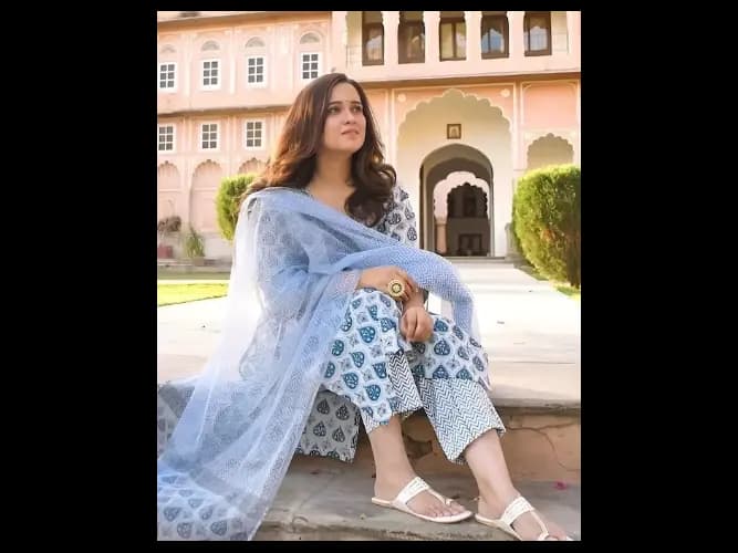 Ethnic Motifs Printed Regular Kurta with Trousers & Dupatta (6)