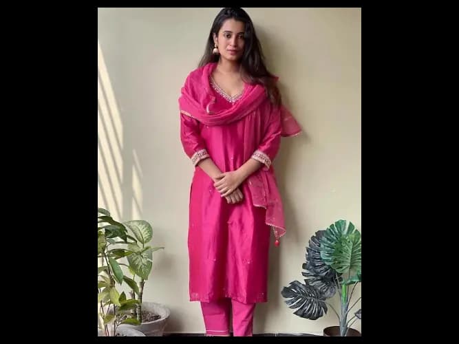Thread Work V-Neck Straight Kurta with Trousers & With Dupatta (4)