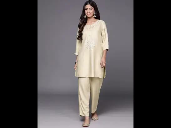 Women Floral Embroidered Pashmina Wool Tunic with Trousers (3)