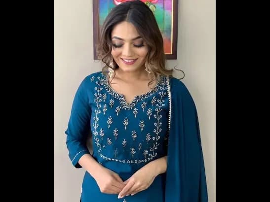 Ethnic Motifs Embroidered Thread Work Detail Straight Kurta & Trousers With Dupatta (3)
