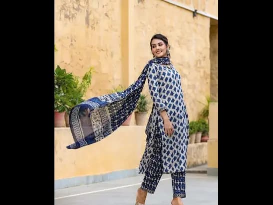 Off-White & Navy Blue Printed Kurta with Trousers & Dupatta (2)