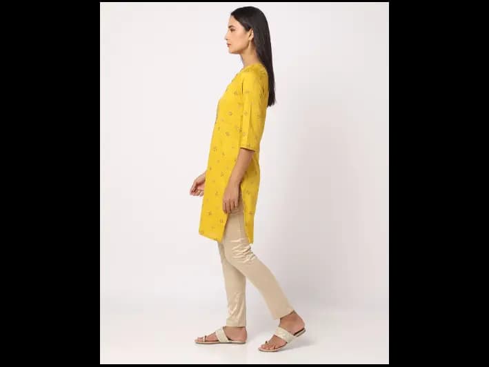 Floral Embroidered Straight Kurta (3)
