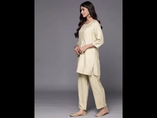 Women Floral Embroidered Pashmina Wool Tunic with Trousers (2)