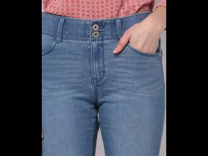 Light-Wash Calf-Length Skinny Fit Jeans (2)