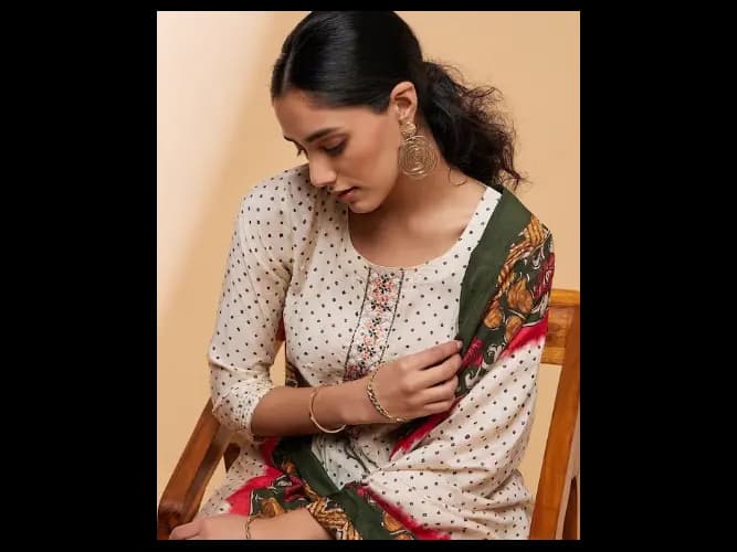 Geometric Printed Chanderi Silk Kurta with Trousers & Dupatta (2)