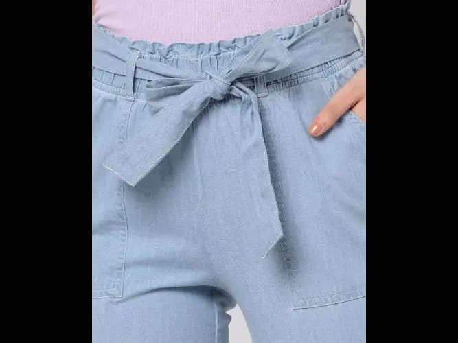 Lightly Washed Capri Jeans with Belt (4)