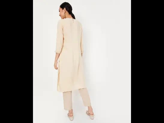 Women Embroidered Straight Kurta (3)