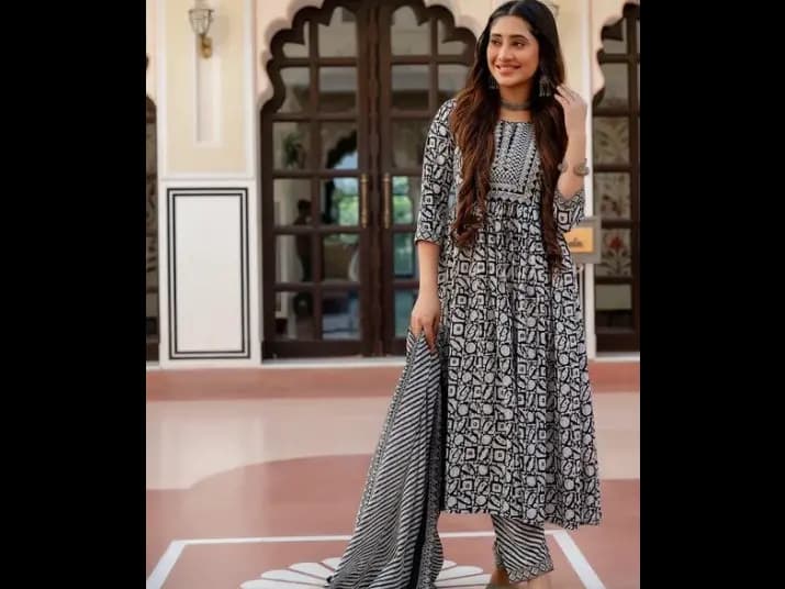 Ethnic Set Embroidered kurta and pant Set with Dupatta Suit (3)