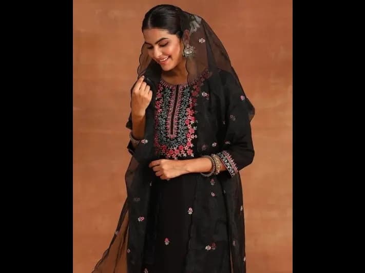 Floral Embroiderd Thread Work Straight Kurta & Trousers With Dupatta (2)
