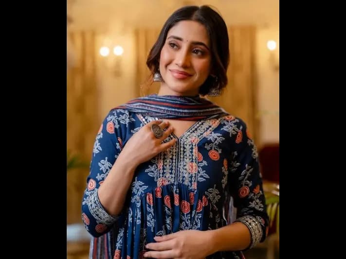 Ethnic Set Embroidered Kurta and Pant Set with Dupatta