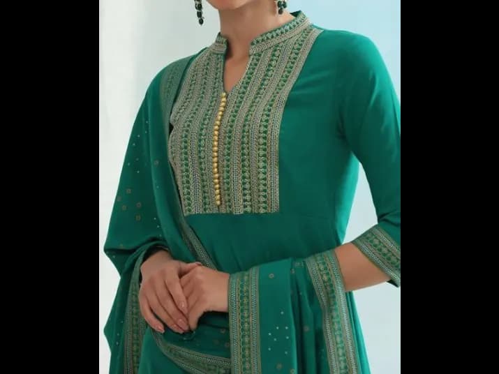 Mandarin Collar Three-Quarter Sleeves Thread Work Kurta Set (2)