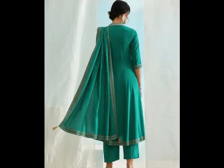 Mandarin Collar Three-Quarter Sleeves Thread Work Kurta Set (4)