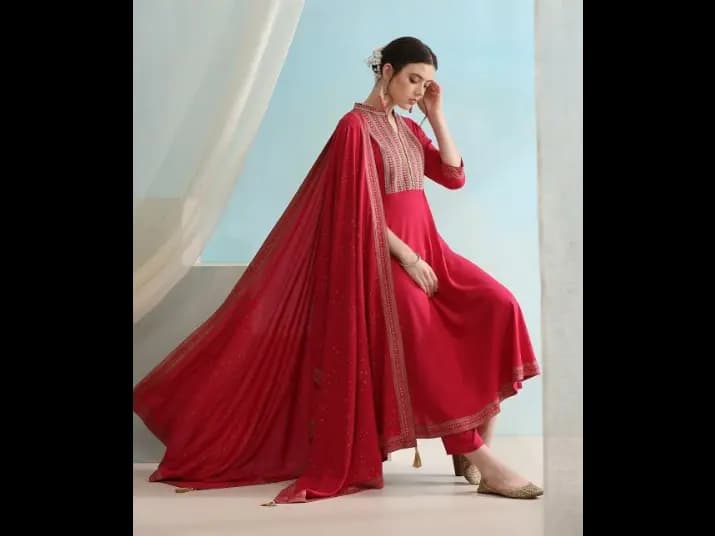Ethnic Motifs Mandarin Collar Three-Quarter Sleeves Thread Work Kurta Set (2)