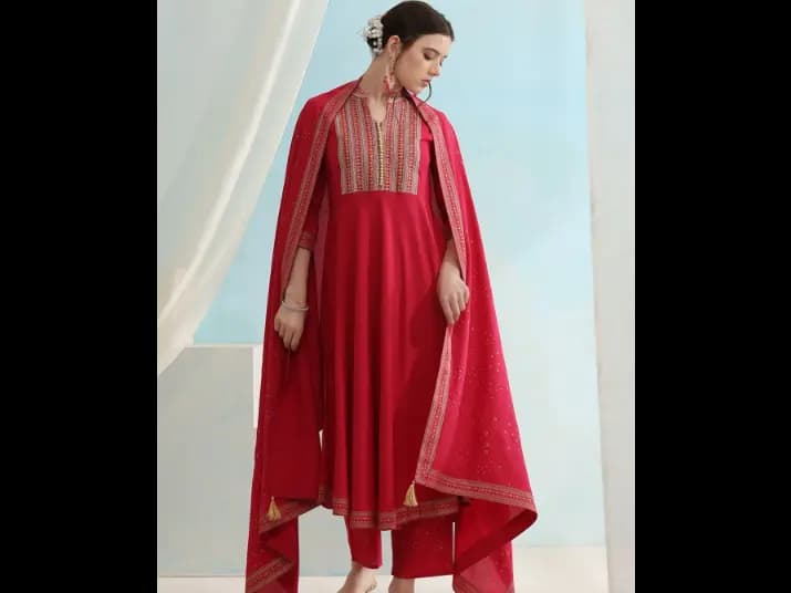 Ethnic Motifs Mandarin Collar Three-Quarter Sleeves Thread Work Kurta Set