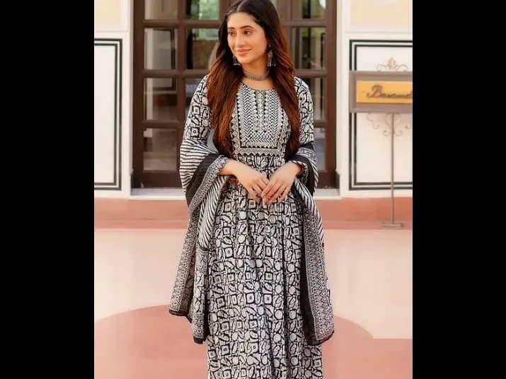 Ethnic Set Embroidered kurta and pant Set with Dupatta Suit (2)