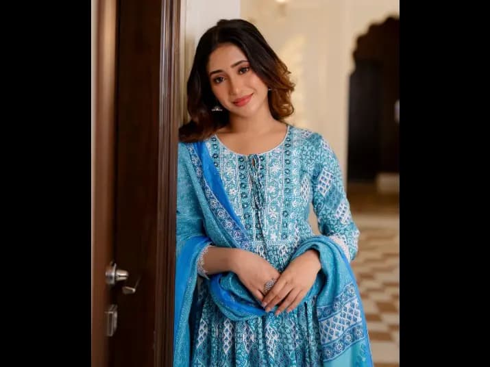 Ethnic Set Women Embroidered Anarkali Kurta and Pant Set with Dupatta (2)