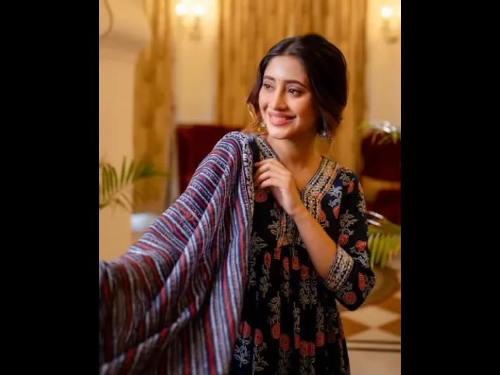 Ethnic Set Embroidered Kurta and Pant Set with Dupatta (2)