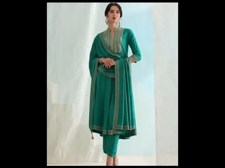 Mandarin Collar Three-Quarter Sleeves Thread Work Kurta Set