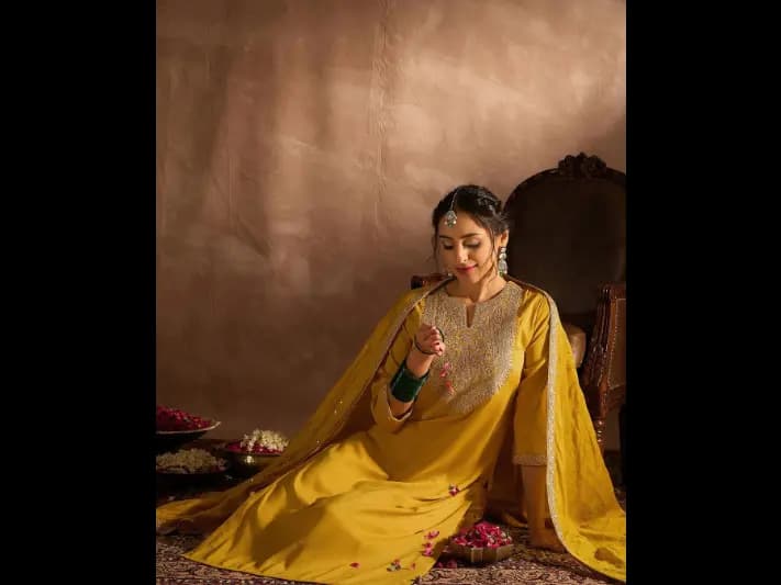 Paisley Embroidered Regular Straight Kurta With Trousers & Dupatta (2)