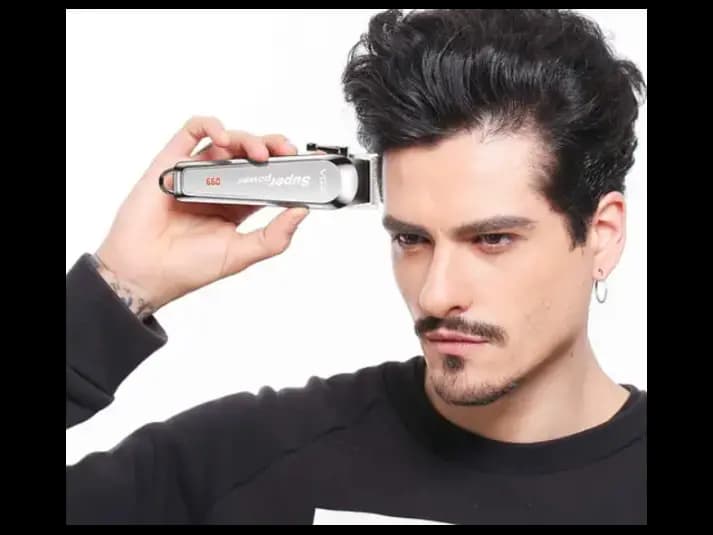 VGR Saloon Series Premium Rechargeable Hair Clipper v-060 2000mAH (2)