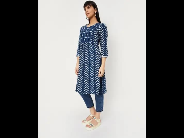 Women Blue & White Ethnic Motifs Printed Kurta (3)