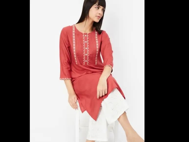 Floral Yoke Design Thread Work Straight Kurta (3)