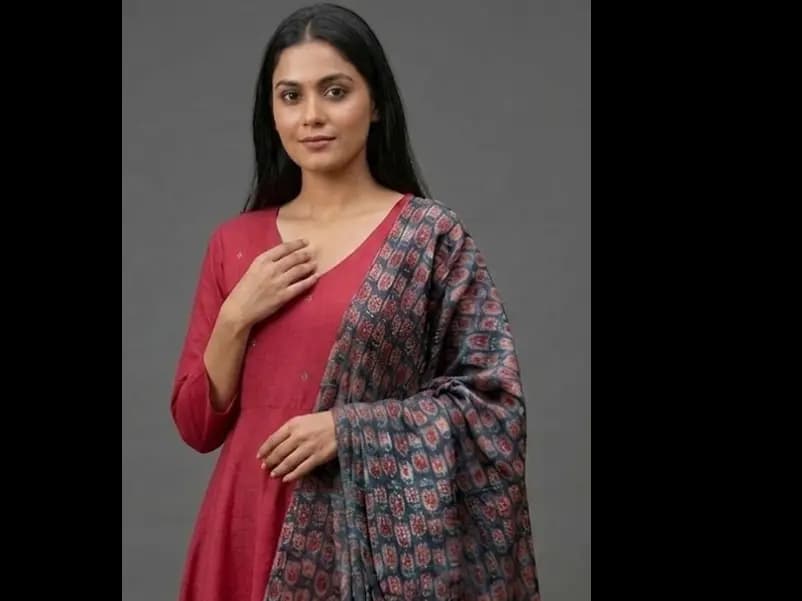 Women Ethnic Motifs Regular Sequinned Kurta with Trousers & With Dupatta (5)