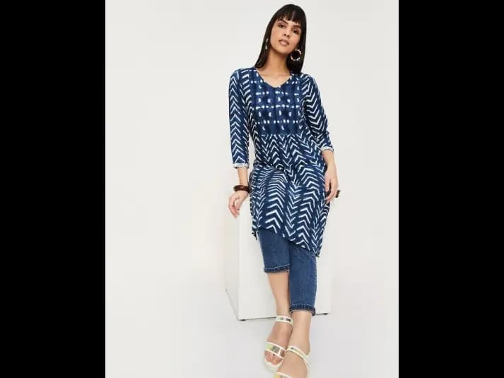 Women Blue & White Ethnic Motifs Printed Kurta (4)