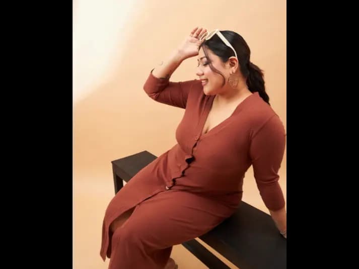 Plus Size Rust Brown Ribbed V-Neck A-Line Midi Dress (6)