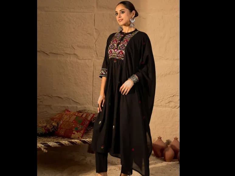 Ethnic Motifs Thread Work Pure Cotton A-Line Kurta & Trousers with Dupatta (4)
