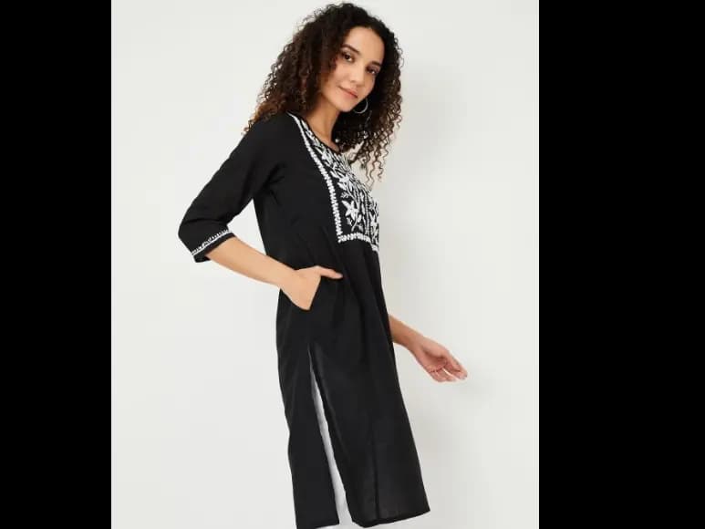 Floral Embroided Round Neck Straight Kurta