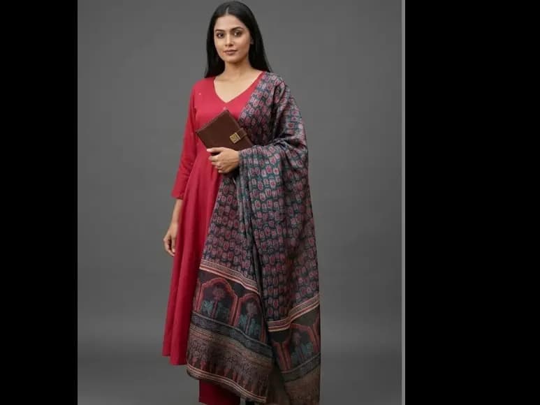 Women Ethnic Motifs Regular Sequinned Kurta with Trousers & With Dupatta