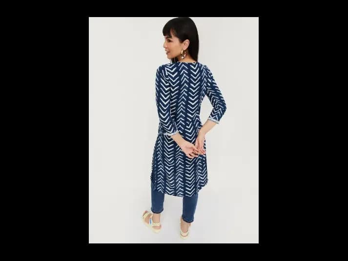 Women Blue & White Ethnic Motifs Printed Kurta (2)