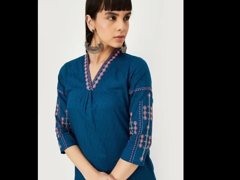 Geometric Self Design V-Neck Thread Work Kurta (2)