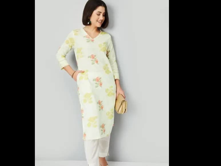 Women Floral Embroidered Flared Sleeves Thread Work Kurta