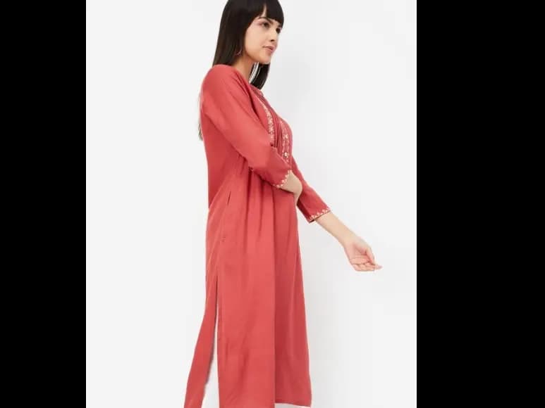 Floral Yoke Design Thread Work Straight Kurta