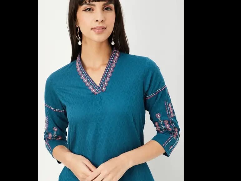 Geometric Printed V-Neck Thread Work Straight Kurta (2)