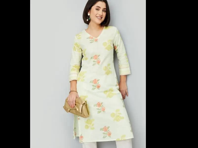 Women Floral Embroidered Flared Sleeves Thread Work Kurta (3)