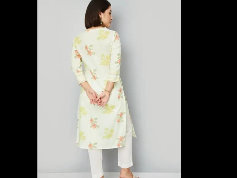 Women Floral Embroidered Flared Sleeves Thread Work Kurta (4)