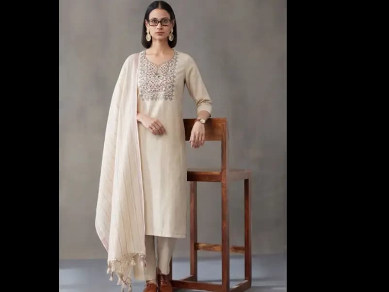 Women Work Motifs Thread Work Pure Cotton Kurta with Trousers & Dupatta (3)