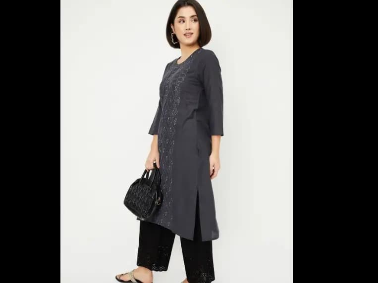 Women Geometric Embroidered Flared Round Neck Straight Sequinned Kurta (4)