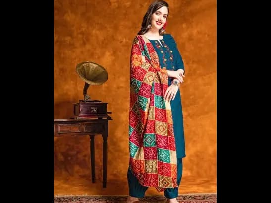 Floral Embroidered Regular Pure Cotton Kurta With Patiala & Dupatta