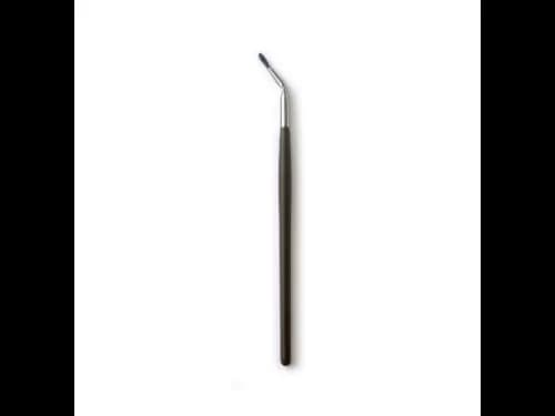 SIGNATURE Bent Eye Liner Brush