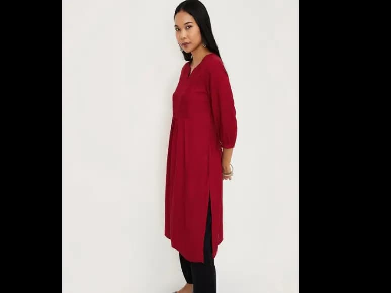 Women Red Solid Keyhole Neck Kurta (3)