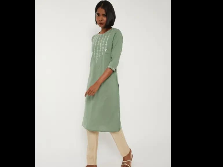 Women Embellished Mirror Work Kurta (4)