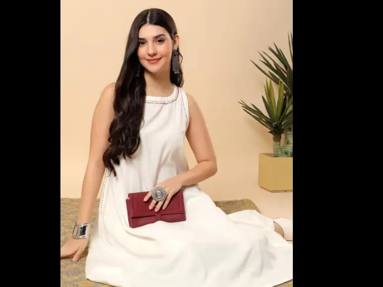 Round Neck Sleeveless Kurta With Trousers (4)