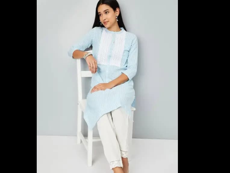 Women Geometric Striped Sequinned Kurta